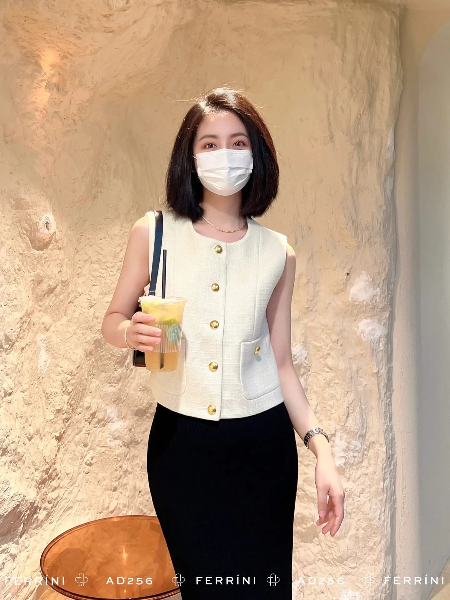 Áo gile không cổ cúc vàng dáng ôm