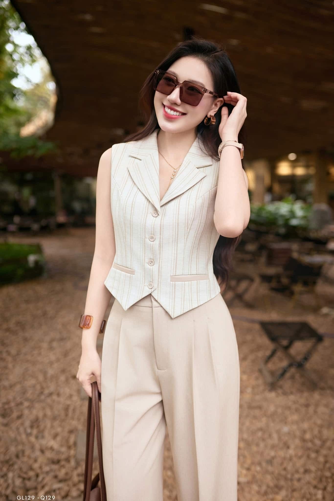 Gile kẻ sọc cổ vest dáng ôm